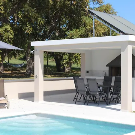 Stunning Modern Monte Vernal In Pula