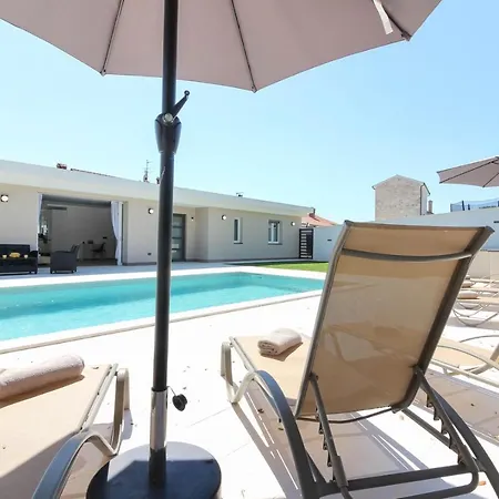Villa Stunning Modern Monte Vernal In