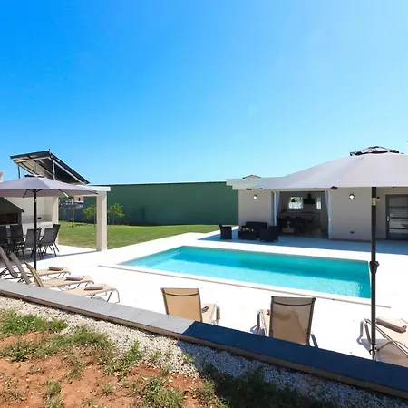 Villa Stunning Modern Monte Vernal In *