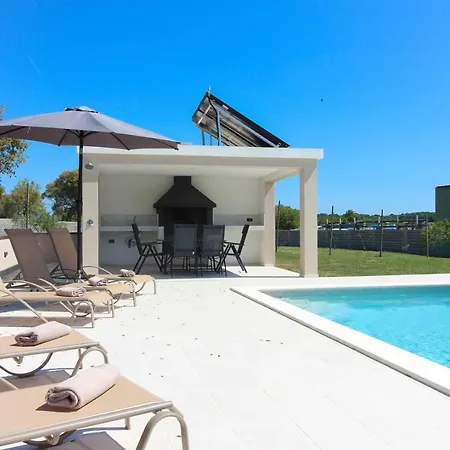 Stunning Modern Monte Vernal In Villa *