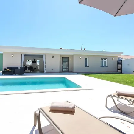 Stunning Modern Monte Vernal In