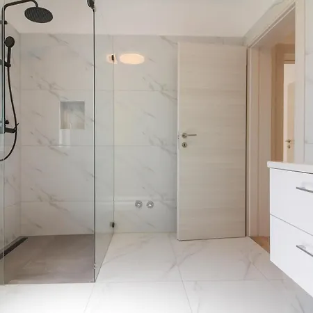 Stunning Modern Monte Vernal In Villa *