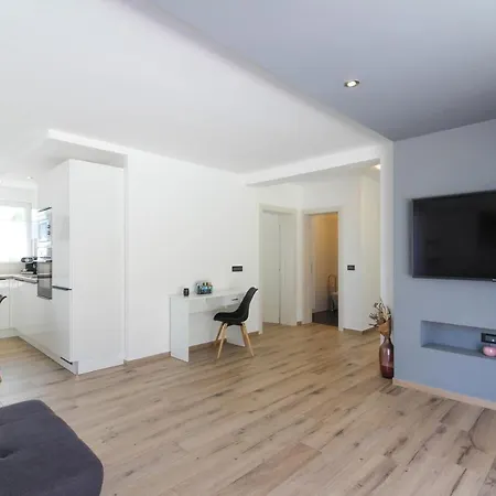 Villa Stunning Modern Monte Vernal In *