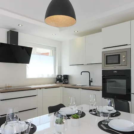 Villa Stunning Modern Monte Vernal In