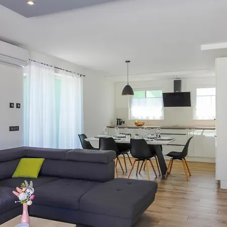 Stunning Modern Monte Vernal In